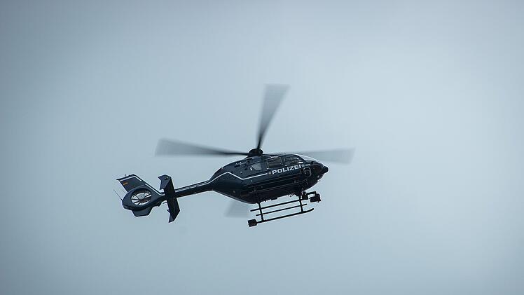 Zigarettenautomat in Nürnberg aufgeschweißt: Polizei fahndet mit Hubschrauber