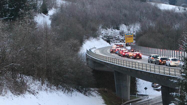 Auf den Rh&ouml;ner Stra&szlig;en staute es sich im vergangnen Winter. Foto: Archiv: Johannes Schlereth
