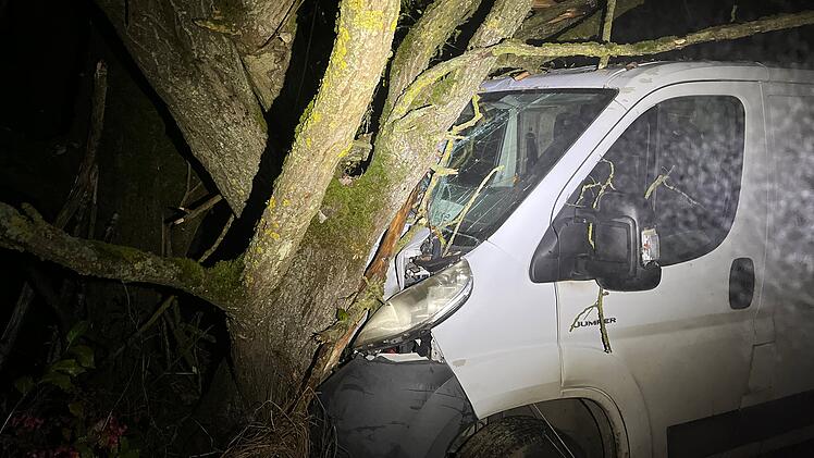 Kreis Coburg: Kleintransporter kracht frontal gegen Baum - Fahrerin (22) hat mächtig Glück