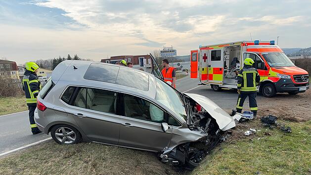 Unfall im Kreis Kulmbach: Senior (83) verletzt - Auto nur noch Schrott