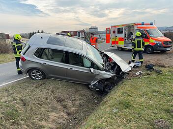 Unfall im Kreis Kulmbach: Senior (83) verletzt - Auto nur noch Schrott