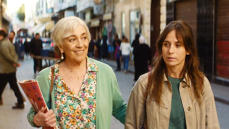 Mar&iacute;a &Aacute;ngeles (Carmen Maura, links) freut sich &uuml;ber den Besuch ihrer Tochter Clara Mu&ntilde;oz (Marta Etura).