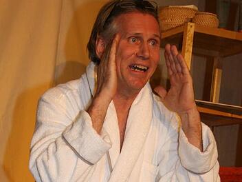Wolfgang Krebs im Bademantel. Das neue Stück "Allein in der Sauna" garantiert einen mehr als unterhaltsamen Abend. Bild: Sonja Adam
