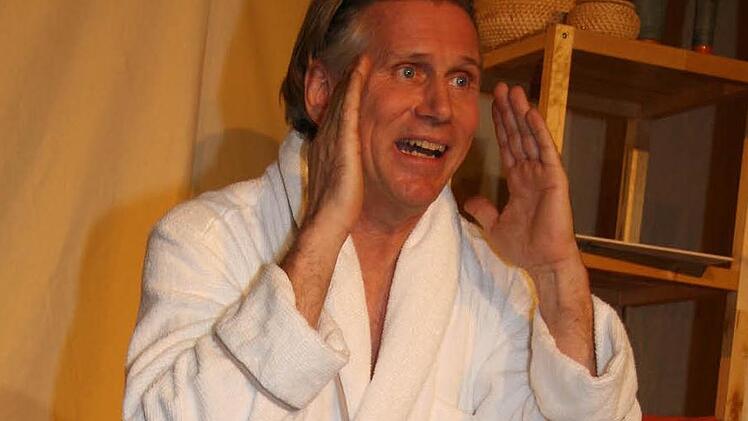 Wolfgang Krebs im Bademantel. Das neue Stück "Allein in der Sauna" garantiert einen mehr als unterhaltsamen Abend. Bild: Sonja Adam