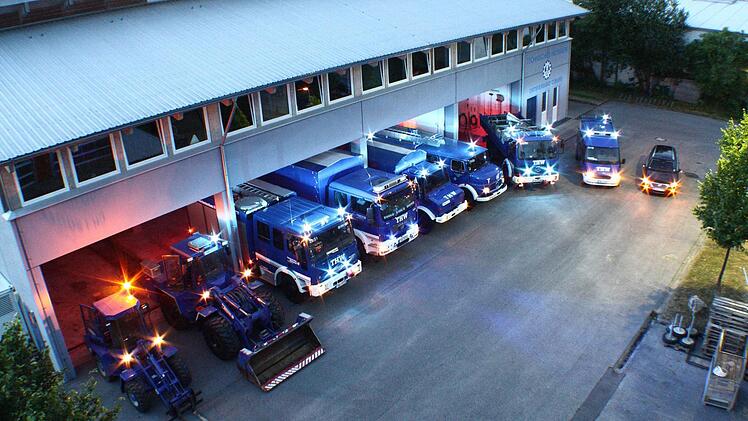 Das Gebäude und der Fuhrpark heute.