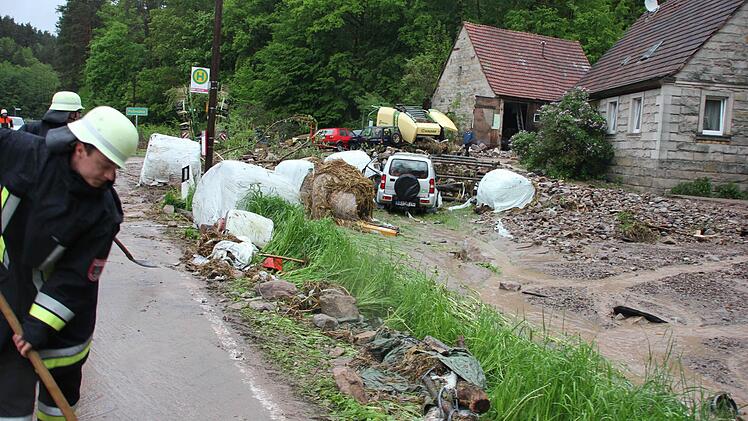 Zumindest die Kreisstraße sollte wieder freigemacht werden: Helfer der FFW Breitbrunn im Einsatz