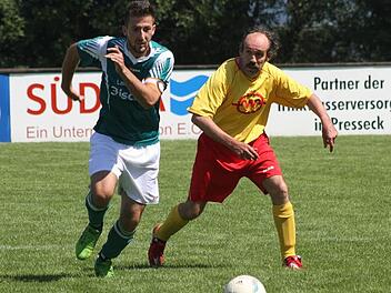 Besnik Buteli vorne aus Sennfeld enteilt seinem Gegenspieler aus Kaufbeuren. Am Ende verloren die Unterfranken aber mit 1:2 gegen die Allgäuer. Fotos: Sonja Adam