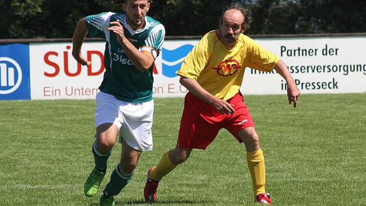 Besnik Buteli vorne aus Sennfeld enteilt seinem Gegenspieler aus Kaufbeuren. Am Ende verloren die Unterfranken aber mit 1:2 gegen die Allgäuer. Fotos: Sonja Adam