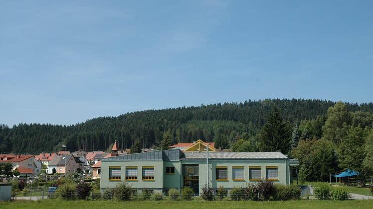 Einer der Brennpunkte in der Gemeinderatssitzung war der katholische Kindergarten in Pressig. Durch Schimmelpilzkontamination ist Gefahr in Verzug und die Kinder müssen für Sanierungsmaßnahmen ausgelagert werden. Foto: Karl-Heinz Hofmann