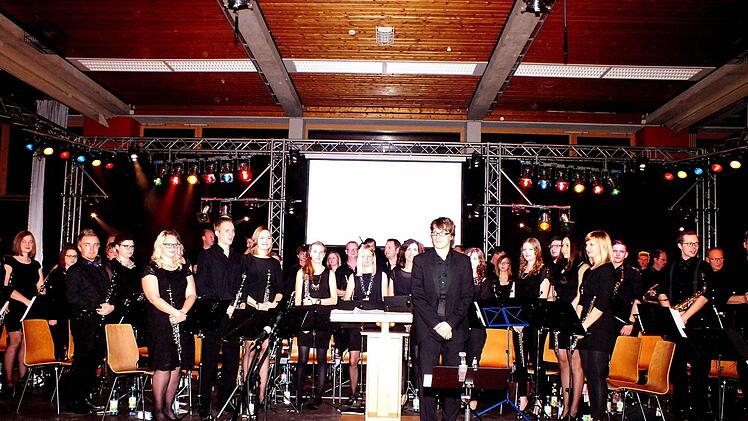 Das Blasorchester bedankte sich zum Abschluss des Events House of Music beim begeisterten Publikum für den langanhaltenden Beifall