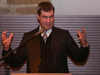 Beim Länderfinanzausgleich kriegt er langsam sooo einen Hals: Finanzminister Markus Söder bei seiner Rede am Mittwochabend im Thurnauer Schloss. Fotos: Barbara Herbst