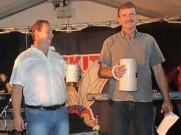 Bei der Kerwa hat Jakob Noppenberger (l.) auch als Festwirt offiziell an Harald Pfersching übergeben. Foto: Manfred Welker
