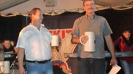 Bei der Kerwa hat Jakob Noppenberger (l.) auch als Festwirt offiziell an Harald Pfersching übergeben. Foto: Manfred Welker