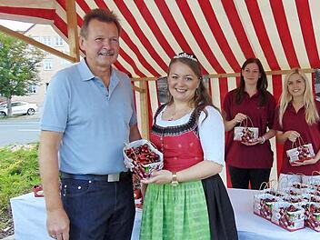 Geschäftsführer des Obstgroßmarktes Herbert Hubmann mit der Kirschkönigin Marina I. Foto: Petra Malbrich