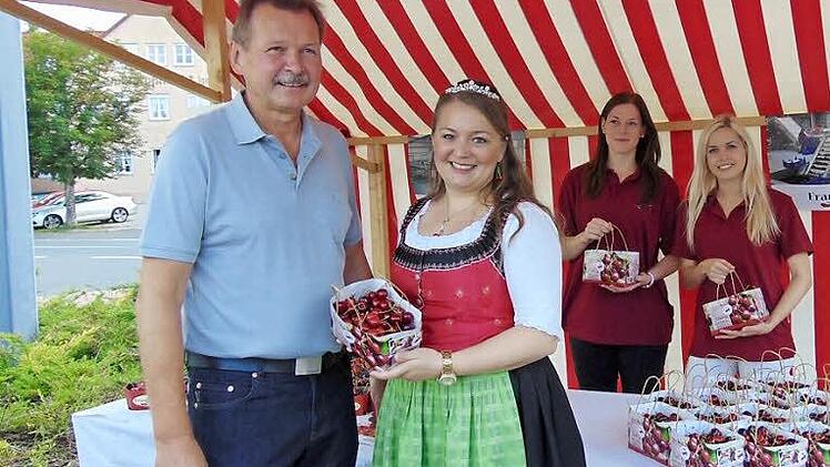 Geschäftsführer des Obstgroßmarktes Herbert Hubmann mit der Kirschkönigin Marina I. Foto: Petra Malbrich