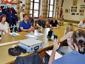 Nur in kleiner Runde saßen Planer und Einwohner in Winkels zusammen. Nur zwei Winkelser waren gekommen. Foto: Sigismund von Dobschütz