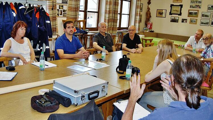 Nur in kleiner Runde saßen Planer und Einwohner in Winkels zusammen. Nur zwei Winkelser waren gekommen. Foto: Sigismund von Dobschütz