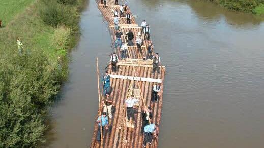 Zwischen den Umbauorten Schwürbitz/Marktzeuln (Landkreis Lichtenfels) sowie Hallstadt/Bischberg (Landkreis Bamberg) waren die sogenannten "Hallstadter Stücke" unterwegs. Eines davon fuhr 2008 zum "Tag des offenen Denkmals".  Foto: Archiv Fleischmann