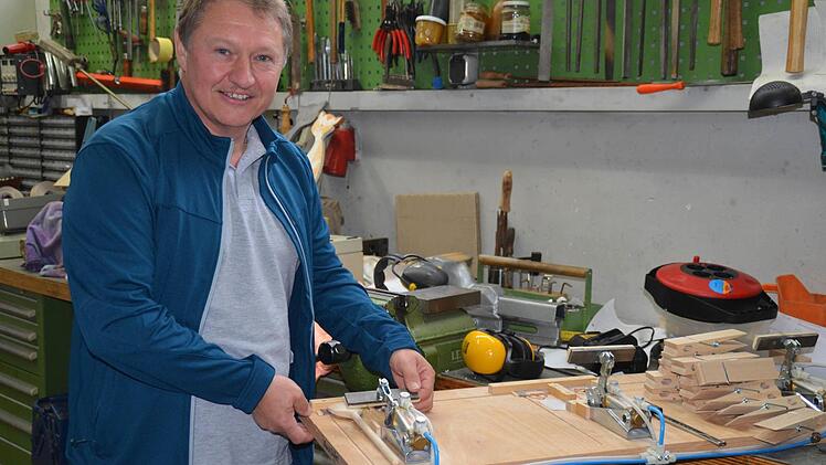 Hartwig Heckelmann ist der Seniorchef bei Helo. Hier steht er an einer seiner Tüftelmaschinen. Schließlich hat sich das Unternehmen neben der üblichen Wäscheklammer- und Werbemittelproduktion auch auf Einzelanfertigungen und Produktentwicklungen spezialisiert. Foto: Kathrin Kupka-Hahn