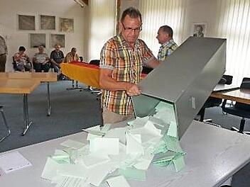 Mit 75 Prozent sprachen sich die Sandberger Bürger, die die Möglichkeit einer Abstimmung wahrgenommen haben, gegen weitere Informationen und den Eintritt in die Konzeptphase zur Planung eines Nationalparks Rhön aus. Das Bild zeigt Detlef Dietz von der Gemeindeverwaltung beim Öffnen der Wahlurne.  Foto: Marion Eckert