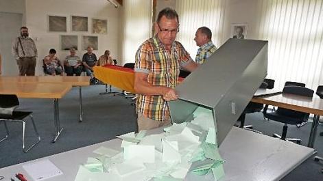 Mit 75 Prozent sprachen sich die Sandberger Bürger, die die Möglichkeit einer Abstimmung wahrgenommen haben, gegen weitere Informationen und den Eintritt in die Konzeptphase zur Planung eines Nationalparks Rhön aus. Das Bild zeigt Detlef Dietz von der Gemeindeverwaltung beim Öffnen der Wahlurne.  Foto: Marion Eckert