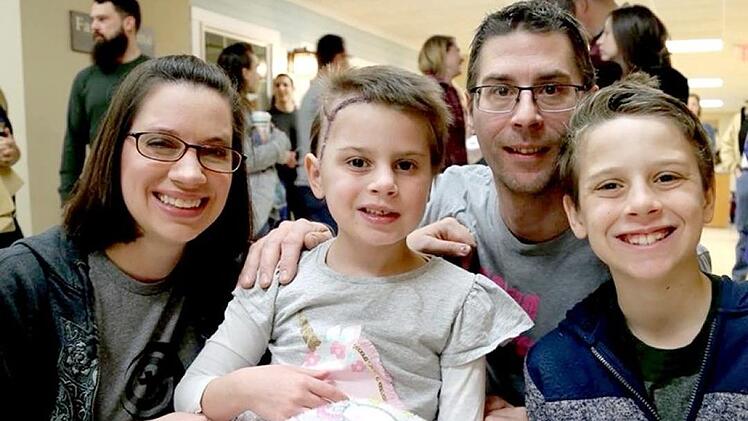 Es geht langsam, aber stetig aufwärts: Die kleine Sophia Weihermüller (Mitte) hat vor einer Woche wieder mit dem Laufen angefangen. Mit ihr freuen sich (von links) die Mutter Jamie, der Vater Stefan und der Bruder Philipp.  Foto: privat