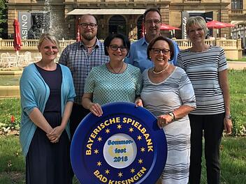 Sie freuen sich über die Spendensumme (von links): Rita Hillenbrand (Koordinatorin Hospizverein), Tino Nöth (Gruppenleiter Nüdlinger Werkstatt der Lebenshilfe e.V. Schweinfurt ), Heidrun Vorndran, Gerd Bieber   (stellvertretender Werkstattleiter Nüdlinger Werkstatt der Lebenshilfe e.V. Schweinfurt ), Karin Renner ( Bezirksrätin) und Maritta Düring-Haas ( Dipl.-Sozialpädagogin Christian Presl-Stiftung). Foto: Volker Zehe