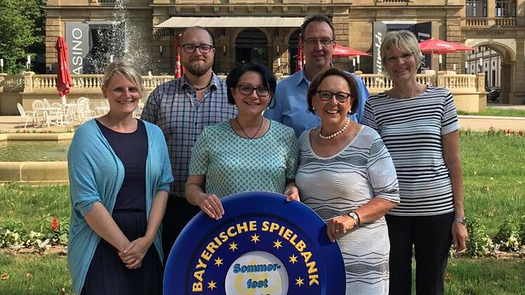 Sie freuen sich über die Spendensumme (von links): Rita Hillenbrand (Koordinatorin Hospizverein), Tino Nöth (Gruppenleiter Nüdlinger Werkstatt der Lebenshilfe e.V. Schweinfurt ), Heidrun Vorndran, Gerd Bieber   (stellvertretender Werkstattleiter Nüdlinger Werkstatt der Lebenshilfe e.V. Schweinfurt ), Karin Renner ( Bezirksrätin) und Maritta Düring-Haas ( Dipl.-Sozialpädagogin Christian Presl-Stiftung). Foto: Volker Zehe
