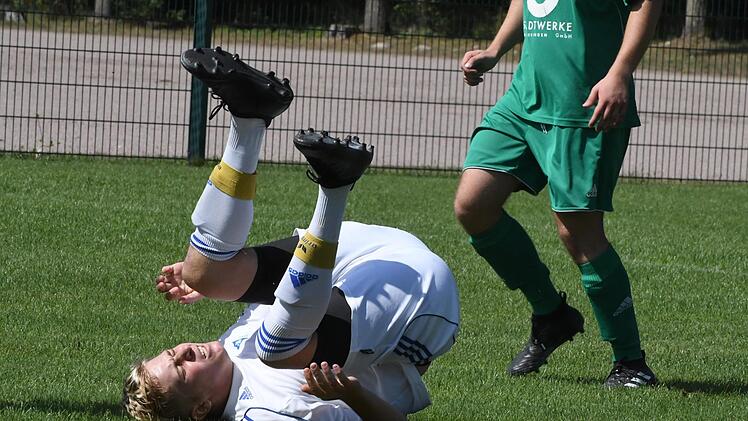 Unsanfte Landung: Nicht nur f&uuml;r diesen Spieler, f&uuml;r das ganze Team aus Burghausen  lief es gegen Garitz alles andere als rund. Hopf