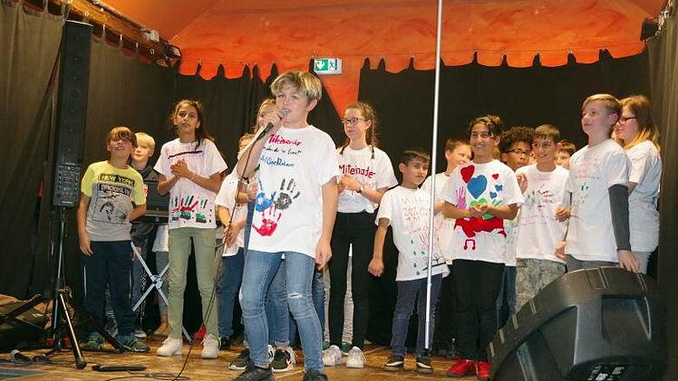 Voller Selbstbewusstsein stimmten die Kinder ihren "Miteinander"-Rap an.