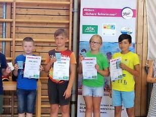 DLRG-Schwimmtrainer Richard Bär zeichnete die besten Schwimmer aus. Foto: Heike Schülein