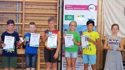 DLRG-Schwimmtrainer Richard Bär zeichnete die besten Schwimmer aus. Foto: Heike Schülein