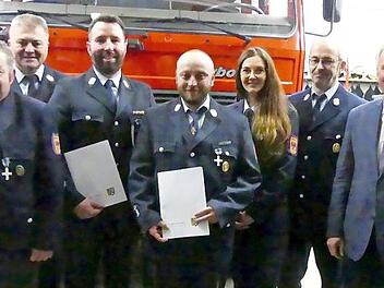 Geehrte und Offizielle bei der Jahreshauptversammlung der Feuerwehr Trebgast (von rechts): Kreisbrandmeister Wolfgang Kunert, Bürgermeister Werner Diersch, der Zweite Vorsitzende Detlef Reichstein, die Erste Vorsitzende Kathrin Weigel, Roland Pittroff, Christian Diersch, Kreisbrandinspektor Friedrich Weinlein, Hans Lauterbach und Jugendwart Jochen Lauterbach Foto: Dieter Hübner