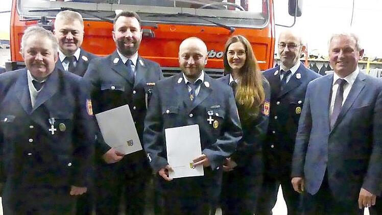 Geehrte und Offizielle bei der Jahreshauptversammlung der Feuerwehr Trebgast (von rechts): Kreisbrandmeister Wolfgang Kunert, Bürgermeister Werner Diersch, der Zweite Vorsitzende Detlef Reichstein, die Erste Vorsitzende Kathrin Weigel, Roland Pittroff, Christian Diersch, Kreisbrandinspektor Friedrich Weinlein, Hans Lauterbach und Jugendwart Jochen Lauterbach Foto: Dieter Hübner