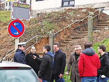 Mit Hilfe der Verkehrswacht Bayreuth-Kulmbach hat der Stadtbauhof im Stadtteil Blaich vier Überwachungsmessgeräte angebracht. Unser Bild entstand im Bereich des Kindergartens und zeigt (von links) Polizeioberkommissar Markus Lang im Gespräch mit Radio Plassenburg und (weiter nach rechts) Sandra Hempfling (Verkehrswacht), OB Ingo Lehmann und Bürgermeister Frank Wilzok.