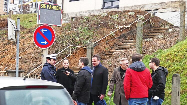 Mit Hilfe der Verkehrswacht Bayreuth-Kulmbach hat der Stadtbauhof im Stadtteil Blaich vier Überwachungsmessgeräte angebracht. Unser Bild entstand im Bereich des Kindergartens und zeigt (von links) Polizeioberkommissar Markus Lang im Gespräch mit Radio Plassenburg und (weiter nach rechts) Sandra Hempfling (Verkehrswacht), OB Ingo Lehmann und Bürgermeister Frank Wilzok.