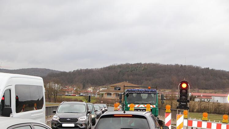 Auch eine halbseitige Sperrung der Saalebrücke - wie hier im Bild zu sehen ist -  wird nächstes Jahr nicht möglich sein. Die Straße war 2020 gesperrt worden, um den Zustand der Brücken zu prüfen.  Foto: Charlotte Wittnebel-Schmitz/Archiv