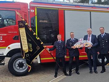Julian Pohl , Kommandant Roland Meixner, B&uuml;rgermeister Ernst Drummer und Zweiter Kommandant Julian Raum (v.l.) freuen sich, dass das neue Einsatzfahrzeug nun mit Gottes Segen ausr&uuml;ckt.