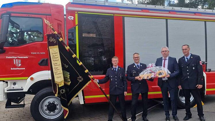 Julian Pohl , Kommandant Roland Meixner, B&uuml;rgermeister Ernst Drummer und Zweiter Kommandant Julian Raum (v.l.) freuen sich, dass das neue Einsatzfahrzeug nun mit Gottes Segen ausr&uuml;ckt.
