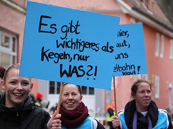 Beim Faschingsumzug 2019 machten diese Keglerinnen auf ihre ungelöste Spielstätten-Situation aufmerksam. Zum Jahreswechsel verlässt der Sportkegelverein die Stadt und wechselt nach Zeitlofs. Foto: Archiv/Ulrike Müller