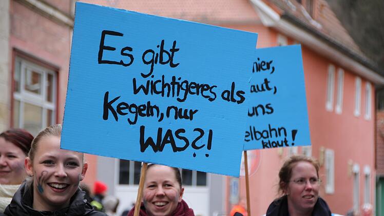 Beim Faschingsumzug 2019 machten diese Keglerinnen auf ihre ungelöste Spielstätten-Situation aufmerksam. Zum Jahreswechsel verlässt der Sportkegelverein die Stadt und wechselt nach Zeitlofs. Foto: Archiv/Ulrike Müller