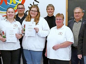 Das neue Leitungsteam und die Geehrten der Rot-Kreuz-Bereitschaft Steinwiesen: (von links) Carina Kotschenreuther, Thomas Reißig (neu), Marie Schneider, Fabian Wunderlich (neu), Nicole Wunderlich (neu), Roland Beierwaltes, Susanne Deuerling, 3. Bü...