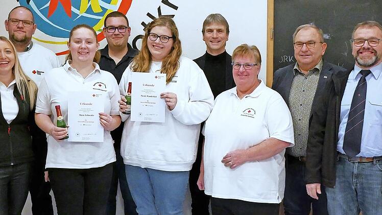 Das neue Leitungsteam und die Geehrten der Rot-Kreuz-Bereitschaft Steinwiesen: (von links) Carina Kotschenreuther, Thomas Reißig (neu), Marie Schneider, Fabian Wunderlich (neu), Nicole Wunderlich (neu), Roland Beierwaltes, Susanne Deuerling, 3. Bü...