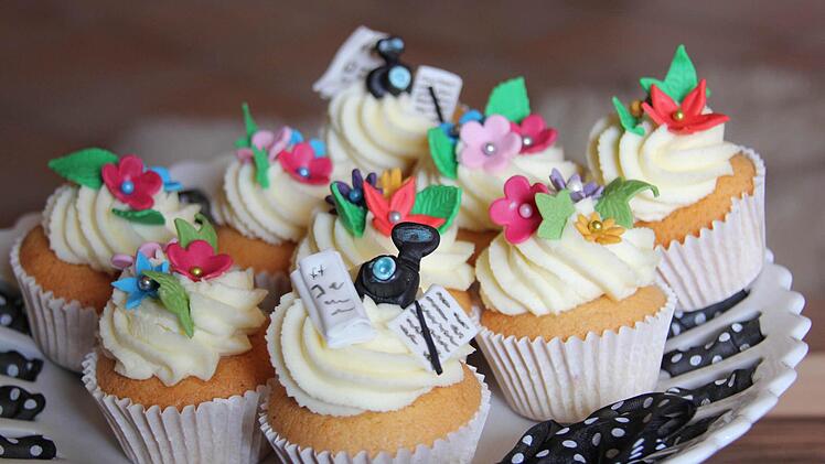 Muffins für den Reporter - mit Fotoapparat und Zeitungsseiten.