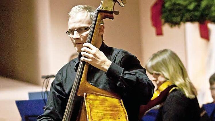 Dietmar Engels war der umjubelte Solist bei der Uraufführung des Concertinos für Kontrabass und Streichorchester von Gerhard Deutschmann. Fotos: Jochen Berger