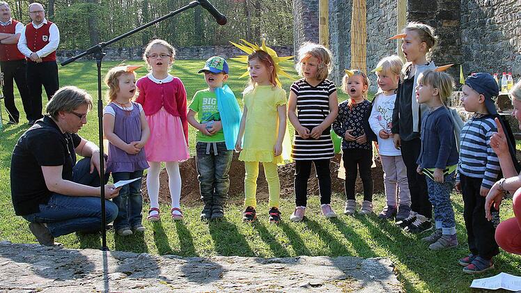 Kinder des Reichenbacher Kindergartens sangen das Lied "in der kleinen Walnuss" und führten den Tanz" und die kleine Walnuss" auf. Auch wenn sie ein wenig aufgeregt waren, machten sie ihre Sache sehr gut und wir kamen sehr viel Beifall. Foto: Dieter Britz