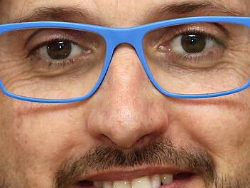 Brille? - Trinchieri! Über 70 verschiedene Brillen besitzt der Trainer der Brose Baskets, Andrea Trinchieri. Über seinen Aberglauben, seine Socken, seine Uhren und Brillen spricht der Italiener in unserem Interview. Foto: sportspress
