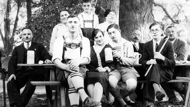 Brauereibesitzer Johann Baptist Rippstein (rechts hinten) mit der befreundeten Familie Weiß an einem Sommertag ums Jahr 1935 auf seinem Bierkeller. Foto: Alexander Dageförde