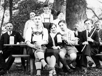 Brauereibesitzer Johann Baptist Rippstein (rechts hinten) mit der befreundeten Familie Weiß an einem Sommertag ums Jahr 1935 auf seinem Bierkeller. Foto: Alexander Dageförde