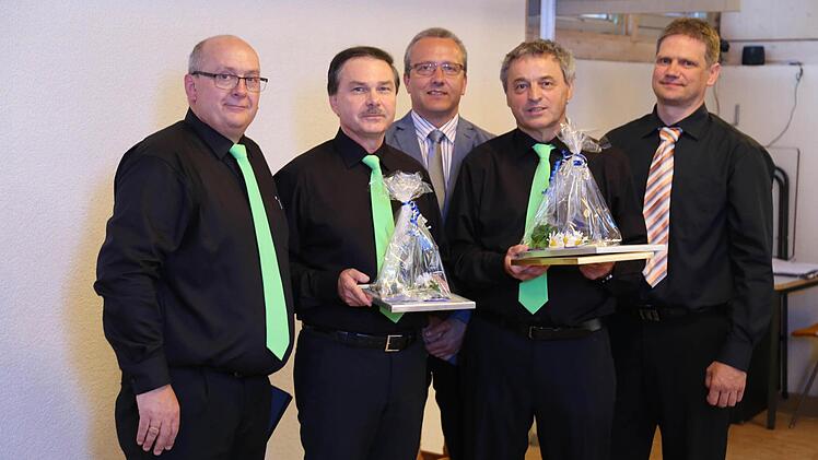 Bei der Ehrung (v. l.): Vorsitzender Richard Dorsch, Bernhard Maltenberger, Michael Knörlein, Franz Roth und Alwin Wagner Foto: Franz Galster